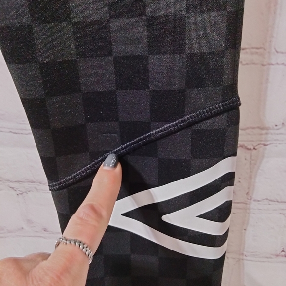 Girls large Umbro black and gray checkered print cropped Leggings. - Picture 10 of 10